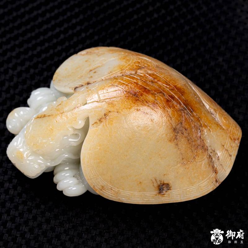 新疆和田玉洒金皮白玉籽料 把件 荣归纳吉 900克